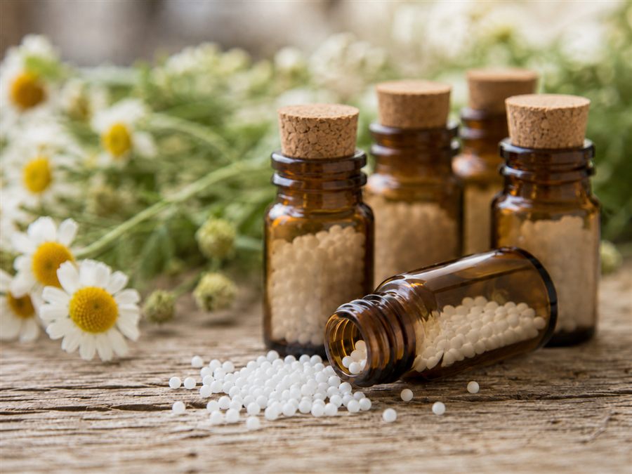 Granules homéopathiques et flacons en verre ambré