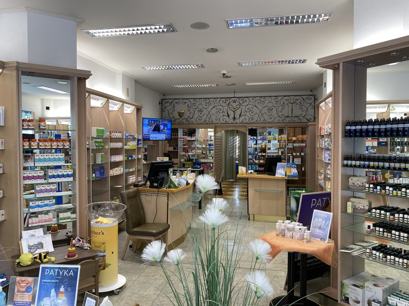 Intérieur de la pharmacie, comptoirs et rayonnages